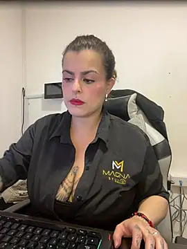 Snapshot of MiaHotboobs chatting on 27, 5, 2026 MiaHotboobs online show from 27, 5, 2026