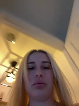 Snapshot of EloiseeUKK chatting on 24, 3, 2026 EloiseeUKK online show from 24, 3, 2026