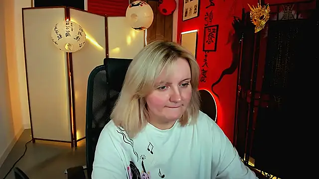 Snapshot of KathyBriggs chatting on 8, 5, 2026 KathyBriggs online show from 8, 5, 2026