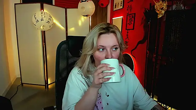 Snapshot of KathyBriggs chatting on 10, 5, 2026 KathyBriggs online show from 10, 5, 2026