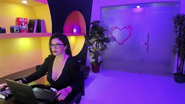 Snapshot of BiancaRoyalle chatting on 24, 4, 2026 BiancaRoyalle online show from 24, 4, 2026
