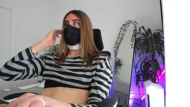 Snapshot of LilyReina chatting on 6, 4, 2026 LilyReina online show from 6, 4, 2026