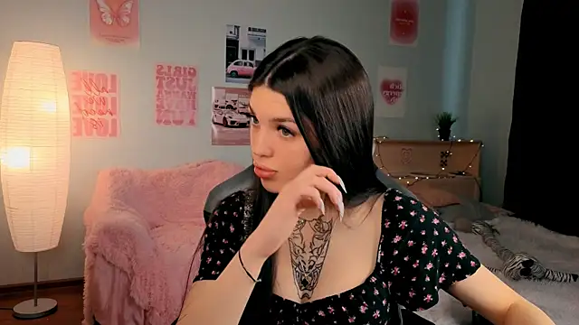 molly rettyy online show from 17, 4, 2026