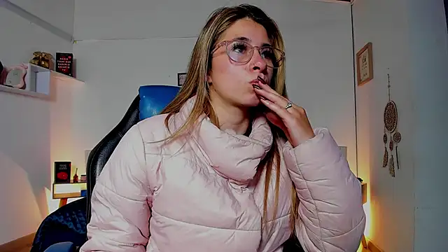 Snapshot of SaraRoads chatting on 12, 5, 2026 SaraRoads online show from 12, 5, 2026