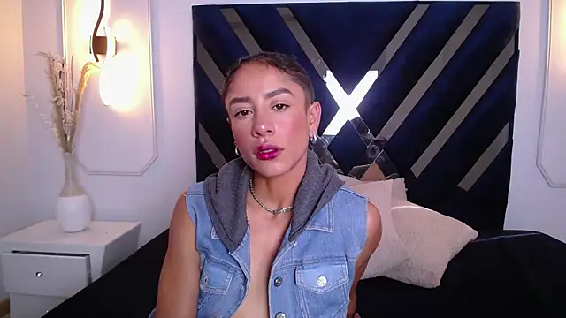 Snapshot of Skylee_and_Violet chatting on 9, 4, 2026 Skylee and Violet online show from 9, 4, 2026