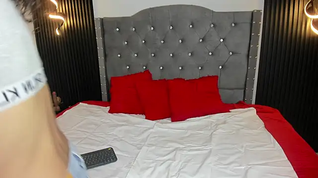 Snapshot of Skylee_and_Violet chatting on 20, 5, 2026 Skylee and Violet online show from 20, 5, 2026