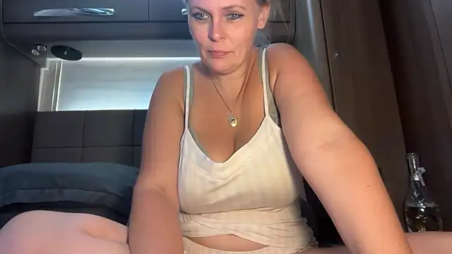 Snapshot of BustySwingingSlut chatting on 27, 6, 2026 BustySwingingSlut online show from 27, 6, 2026