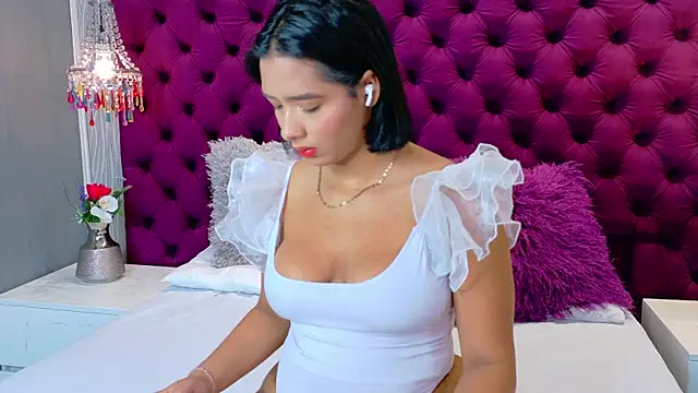 HilaryQueen  online show from 15, 4, 2026