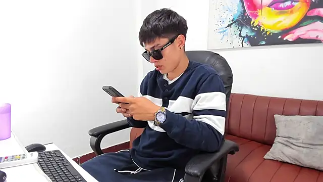 Snapshot of Thebestboyhot chatting on 12, 4, 2026 Thebestboyhot online show from 12, 4, 2026