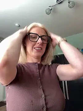 Snapshot of Laylaskyexx chatting on 13, 4, 2026 Laylaskyexx online show from 13, 4, 2026