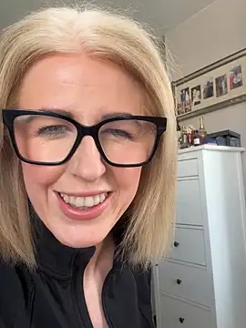 Snapshot of Laylaskyexx chatting on 14, 4, 2026 Laylaskyexx online show from 14, 4, 2026