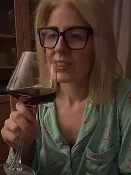 Snapshot of Laylaskyexx chatting on 15, 4, 2026 Laylaskyexx online show from 15, 4, 2026