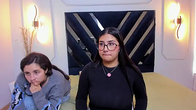 Snapshot of Elisa_n_Emma chatting on 8, 4, 2026 Elisa n Emma online show from 8, 4, 2026