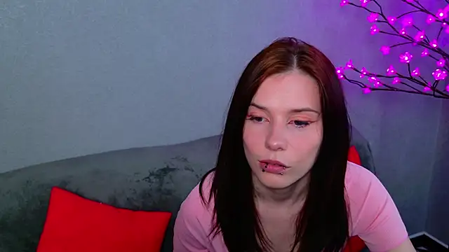 Snapshot of CleoBloom_ chatting on 4, 4, 2026 CleoBloom online show from 4, 4, 2026