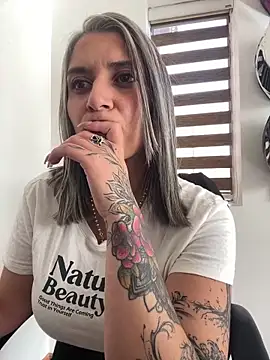 Snapshot of Isabella_varella- chatting on 15, 5, 2026 Isabella varella- online show from 15, 5, 2026