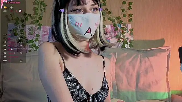 Snapshot of LunaNyanmi chatting on 8, 6, 2026 LunaNyanmi online show from 8, 6, 2026