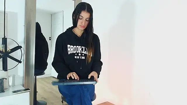 Emy-Ferrer online show from 10, 6, 2026