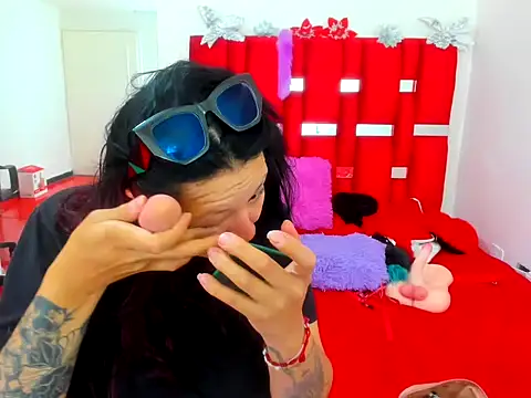 Snapshot of scarlett_red_1 chatting on 23, 5, 2026 scarlett red 1 online show from 23, 5, 2026
