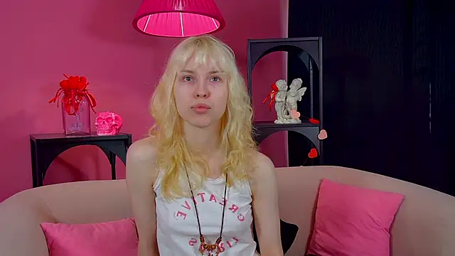 Snapshot of HannahHollis chatting on 7, 5, 2026 HannahHollis online show from 7, 5, 2026