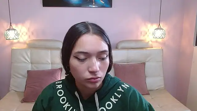 Snapshot of Marianne_Cam chatting on 8, 5, 2026 Marianne Cam online show from 8, 5, 2026