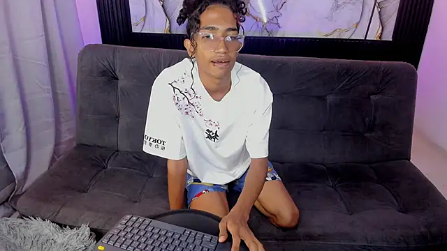 triiangel latinboy online show from 25, 5, 2026