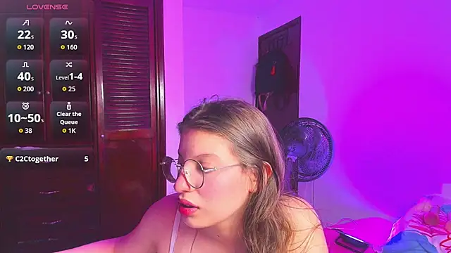 Snapshot of liiliie_petite chatting on 17, 7, 2026 liiliie petite online show from 17, 7, 2026