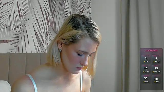Snapshot of Lizzyvega chatting on 8, 5, 2026 Lizzyvega online show from 8, 5, 2026