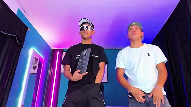 Snapshot of _HotWildwolves chatting on 9, 4, 2026 HotWildwolves online show from 9, 4, 2026