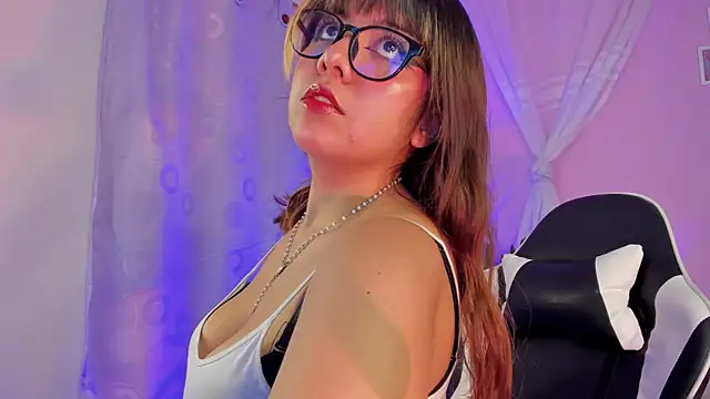 Snapshot of honey_m00n chatting on 10, 4, 2026 honey m00n online show from 10, 4, 2026