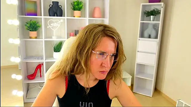 Snapshot of MollyLoll chatting on 10, 7, 2026 MollyLoll online show from 10, 7, 2026