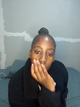 Snapshot of petite_bee chatting on 25, 4, 2026 petite bee online show from 25, 4, 2026