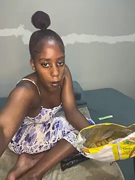 Snapshot of petite_bee chatting on 30, 4, 2026 petite bee online show from 30, 4, 2026
