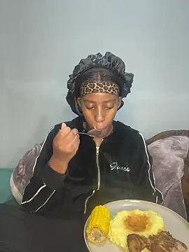 Snapshot of petite_bee chatting on 14, 7, 2026 petite bee online show from 14, 7, 2026