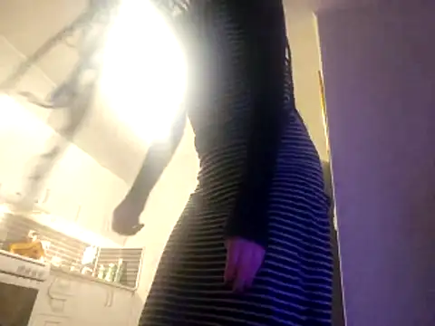 Snapshot of shyhornymommy chatting on 15, 4, 2026 shyhornymommy online show from 15, 4, 2026