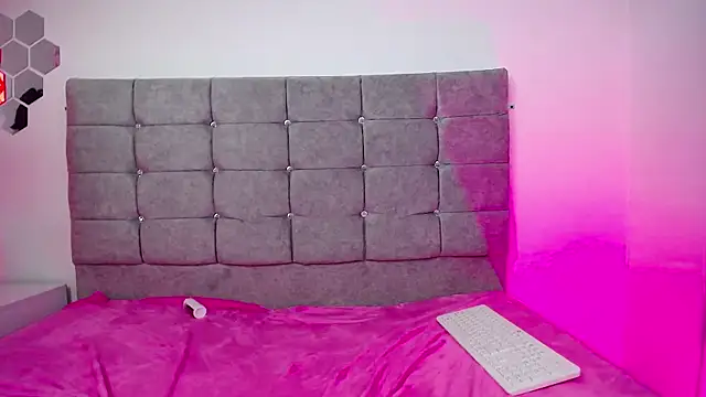 mia volkov online show from 15, 4, 2026