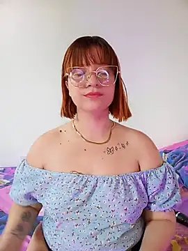 Curves Nina online show from 15, 7, 2026