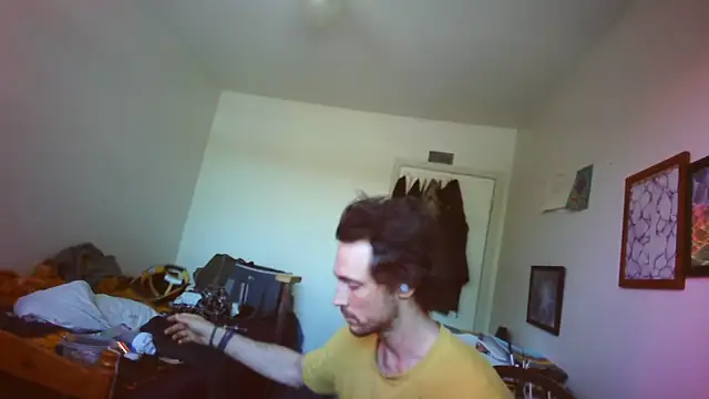 Snapshot of JohnnyMoves chatting on 3, 6, 2026 JohnnyMoves online show from 3, 6, 2026