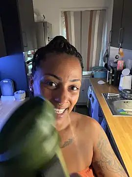 Snapshot of SweetPetiteNoir chatting on 28, 6, 2026 SweetPetiteNoir online show from 28, 6, 2026