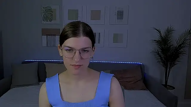 Snapshot of AnnaThorne chatting on 8, 5, 2026 AnnaThorne online show from 8, 5, 2026