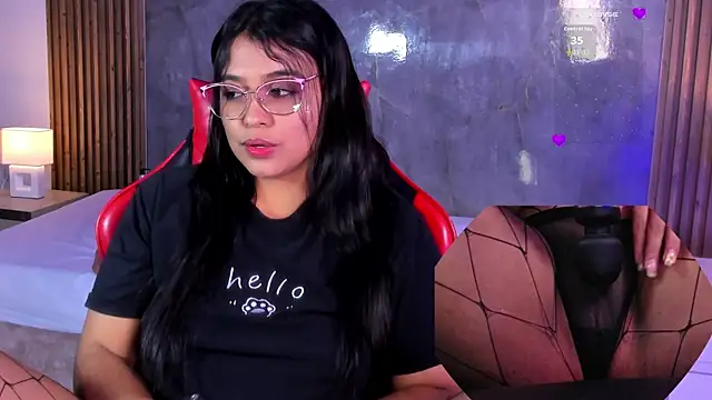Snapshot of LuciaReid chatting on 29, 4, 2026 LuciaReid online show from 29, 4, 2026