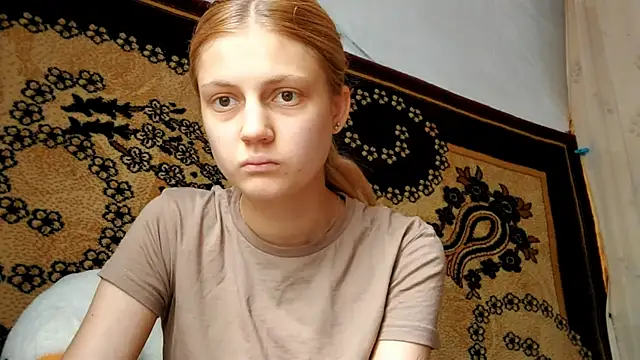 Snapshot of LunaLaday chatting on 4, 7, 2026 LunaLaday online show from 4, 7, 2026