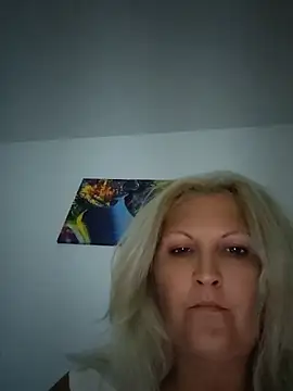 Snapshot of Divineblond chatting on 9, 7, 2026 Divineblond online show from 9, 7, 2026