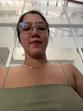 Snapshot of Chloe_Thomsoon_ chatting on 2, 6, 2026 Chloe Thomsoon online show from 2, 6, 2026