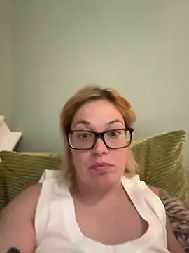 Snapshot of SecretRavenXO chatting on 7, 5, 2026 SecretRavenXO online show from 7, 5, 2026