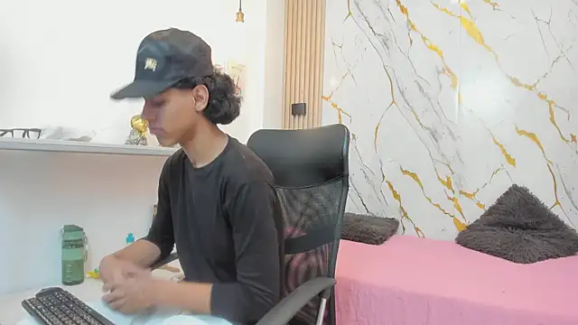 Snapshot of Zayn_Fox32 chatting on 24, 5, 2026 Zayn Fox32 online show from 24, 5, 2026
