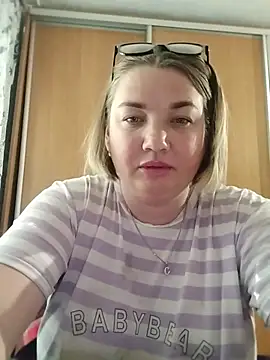 Snapshot of MiyaOlliver chatting on 5, 6, 2026 MiyaOlliver online show from 5, 6, 2026