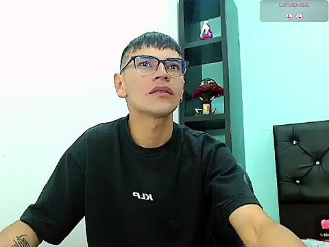 Snapshot of Alexx_bigcockk_ chatting on 24, 6, 2026 Alexx bigcockk online show from 24, 6, 2026