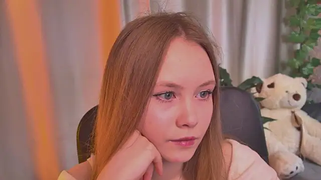 Snapshot of FloraLarsson chatting on 7, 6, 2026 FloraLarsson online show from 7, 6, 2026
