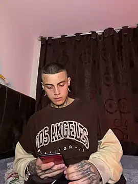 Snapshot of _valentinoooo chatting on 10, 7, 2026 valentinoooo online show from 10, 7, 2026