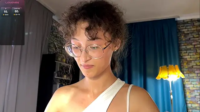 Snapshot of CurlyWinx chatting on 6, 6, 2026 CurlyWinx online show from 6, 6, 2026